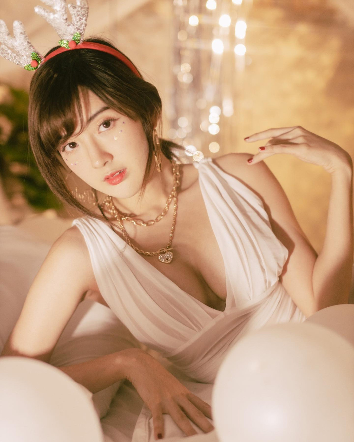 Với hình ảnh kẹo ngọt của mình, nàng hot girl thậm chí còn khiến không ít fan ngất ngây khi tung bộ ảnh mặc bikini đầy nóng bỏng, quyến rũ nhưng vẫn không kém phần thuần khiết.