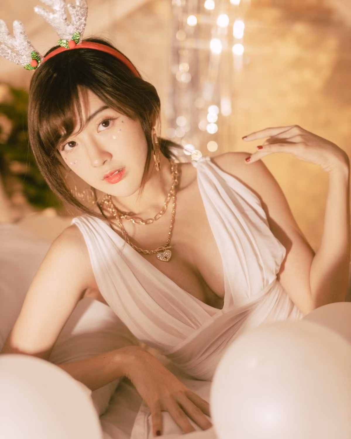 Với hình ảnh kẹo ngọt của mình, nàng hot girl thậm chí còn khiến không ít fan ngất ngây khi tung bộ ảnh mặc bikini đầy nóng bỏng, quyến rũ nhưng vẫn không kém phần thuần khiết.