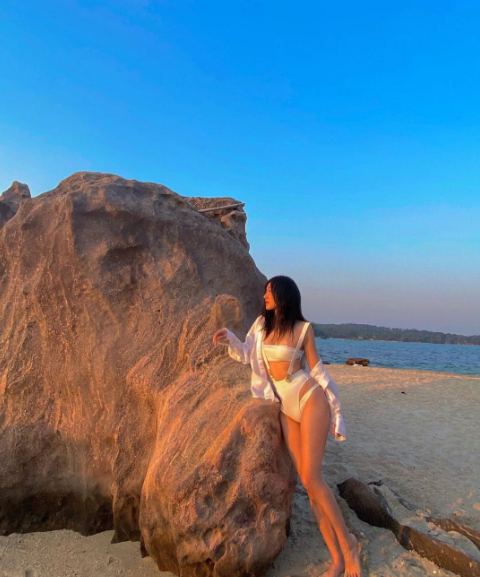 Cô nàng tự tin khoe vòng eo lý tưởng, bờ vai trắng ngần cùng gương mặt hoàn hảo, không tỳ vết trong bộ ảnh du lịch biển của mình