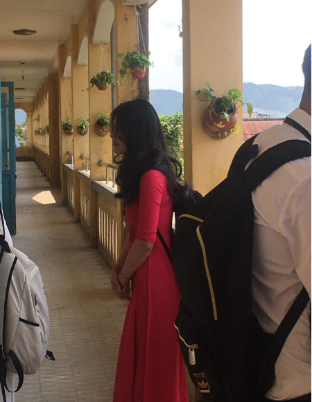 Mặc dù góc chụp cùng hình ảnh không mấy chất lượng, nhưng nhan sắc của cô giáo không vì thế mà lu mờ đi.