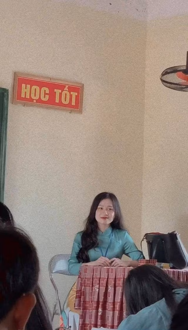 Mặc dù đây chỉ là những bức ảnh chụp lén, thế nhưng vẻ đẹp của cô giáo này vẫn không hề bị lu mờ.