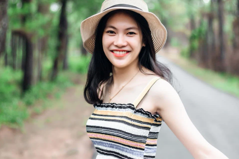 Ở ngoài đời, rũ bỏ hình ảnh giáo viên dịu dàng trong tà áo dài, Nhật Anh lại là một cô nàng 9X cực trẻ trung và có gu thời trang nữ tính.