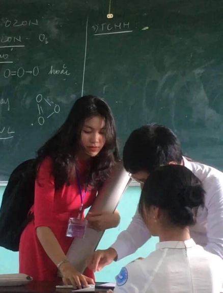 Mới đây, khoảnh khắc chụp lén một nữ giáo viên thực tập đứng lớp dạy học sinh đã trở thành chủ đề được cộng đồng mạng chú ý.