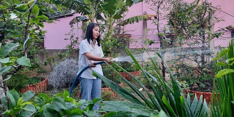 Giống như Lưu Thị Luyến, cô gái Lê Hồ Điệp năm nay 24 tuổi, hiện đang sinh sống tại huyện Long Hồ, tỉnh Vĩnh Long cũng quyết định viết đơn đăng kí tham gia nghĩa vụ quân sự sau khi đã tốt nghiệp Đại học. Biết câu chuyện trên, nhiều dân mạng đã bày tỏ sự ngưỡng mộ, gửi lời chúc mừng tới cô nàng.