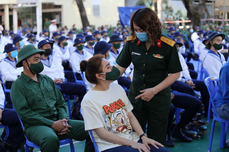 Tuy nhiên, khi Thành phố có thông tin đăng ký nhập ngũ thì Thúy Vy đã gác lại công việc của mình để tham gia. Ảnh: Tổng hợp