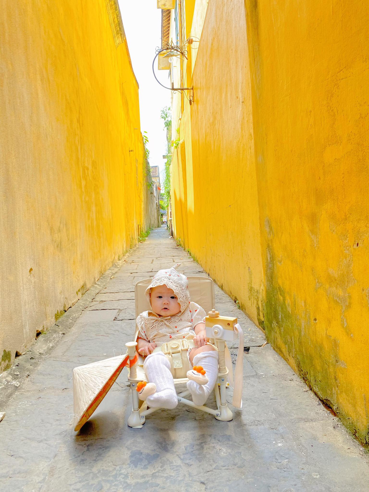 Nói về ý tưởng để chụp bộ ảnh check in Hội An này, chị Như Quỳnh cho biết : "Ban đầu mình chọn concept là chụp áo dài và nón, tuy nhiên do thời tiết nóng và chụp ảnh khá mệt nên mình đã thay bộ quần áo khác thoải mái hơn. Ba em bé làm nhiếp ảnh gia nên gia đình cũng muốn lưu lại những khoảnh khắc lúc bé cho Măng Tây".