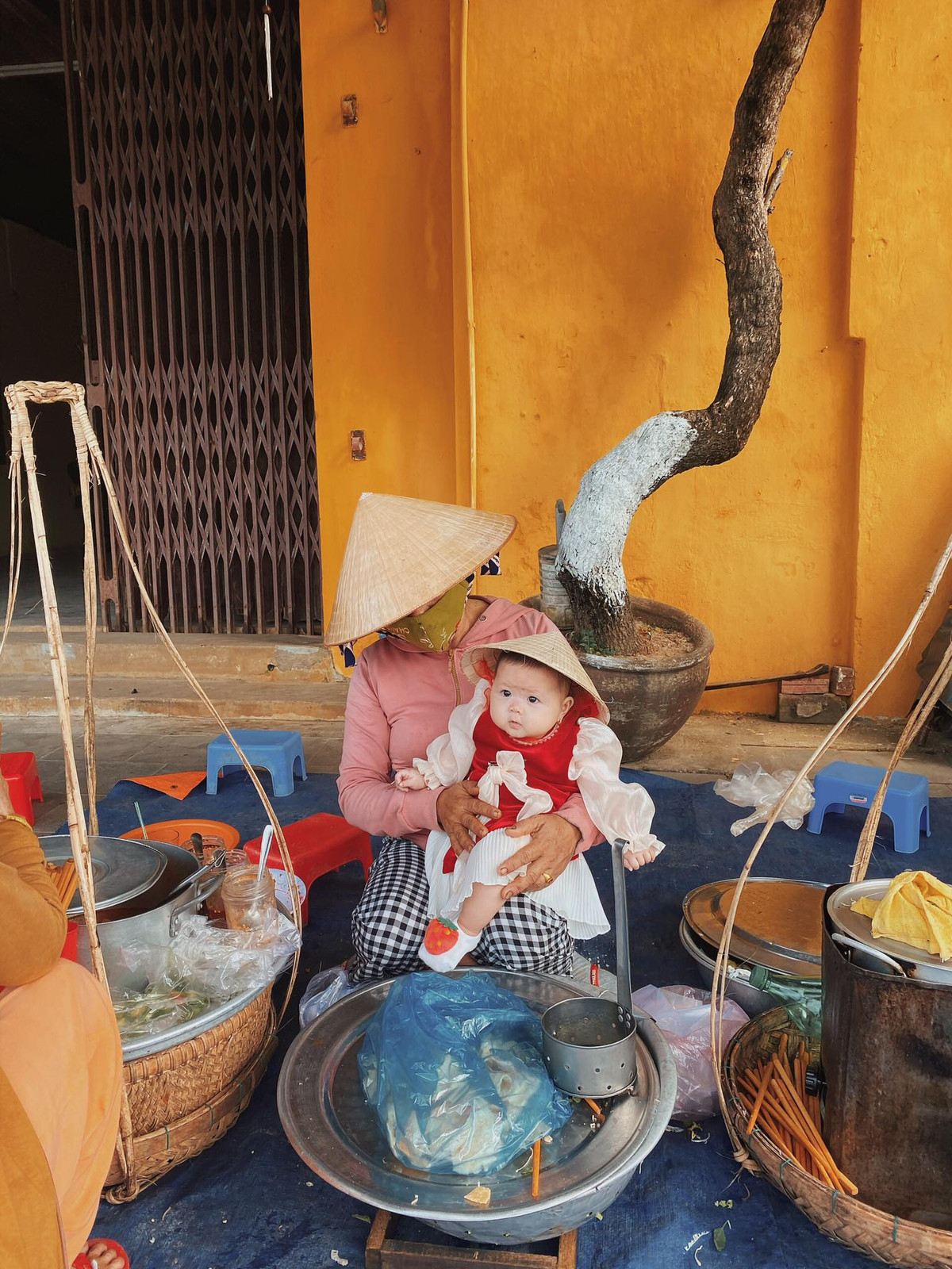 Liên hệ với mẹ em bé, chị Võ Thị Như Quỳnh cho biết gia đình rất vui mừng khi bộ ảnh của con nhận được sự quan tâm lớn như vậy. Trước đây Măng Tây cũng từng "gây sốt" với bộ ảnh check in khắp Đà Nẵng nên bố mẹ tiếp tục ghi lại dấu ấn cho con tại Hội An qua bộ ảnh mới đây nhất.