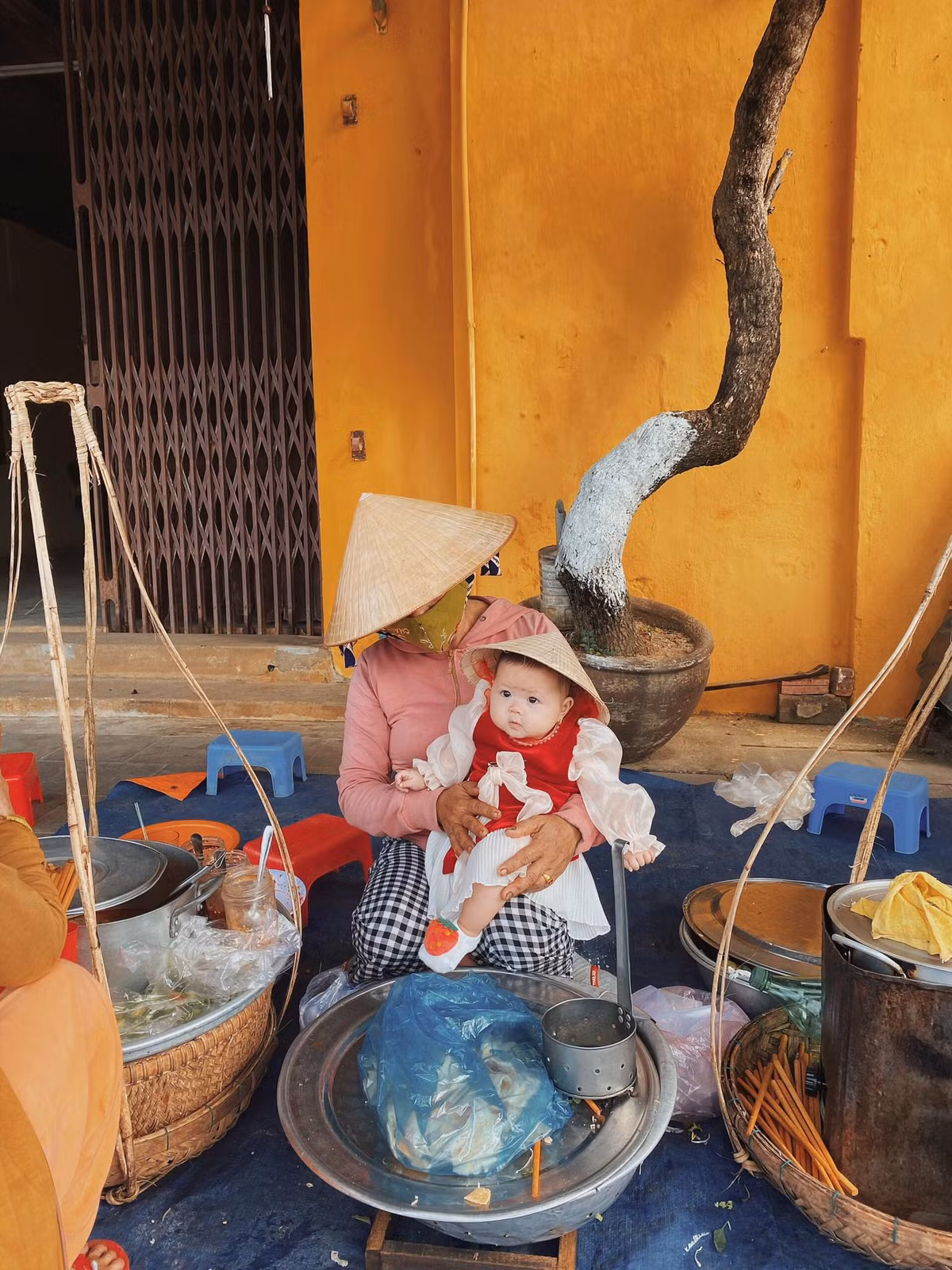 Liên hệ với mẹ em bé, chị Võ Thị Như Quỳnh cho biết gia đình rất vui mừng khi bộ ảnh của con nhận được sự quan tâm lớn như vậy. Trước đây Măng Tây cũng từng "gây sốt" với bộ ảnh check in khắp Đà Nẵng nên bố mẹ tiếp tục ghi lại dấu ấn cho con tại Hội An qua bộ ảnh mới đây nhất.