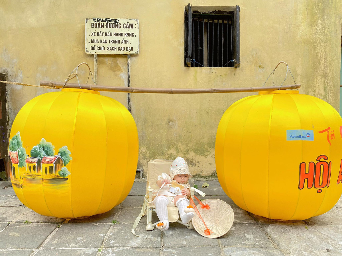 Cư dân mạng ai cũng xuýt xoa trước gương mặt bụ bẫm, ánh mắt tròn xoe cùng những biểu cảm "cưng xỉu" của em bé 5 tháng tuổi này.