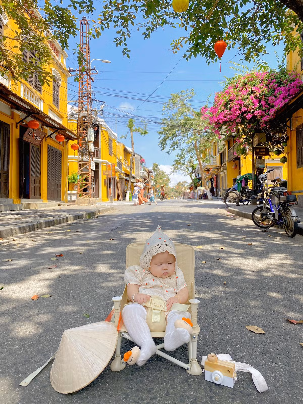 Mới đây, bộ ảnh em bé má phính có biệt danh Măng Tây check in khắp Hội An đã thu hút đông đảo sự chú ý của cộng đồng mạng. Măng Tây tên thật là Trần Ngọc Linh Đan, 5 tháng tuổi, hiện tại đang sống ở Đà Nẵng.
