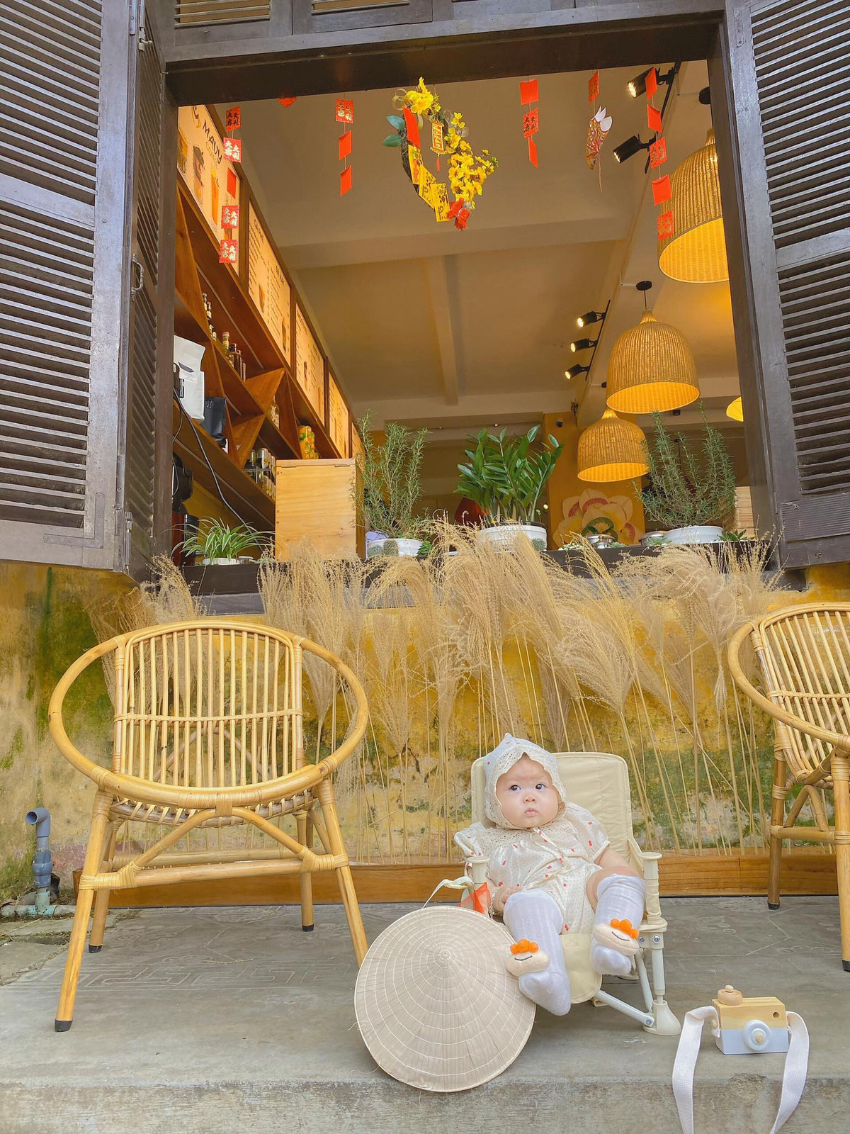 Khoảnh khắc em bé má phính Măng Tây chu du khắp Hội An đã "đốn tim" cộng đồng mạng.