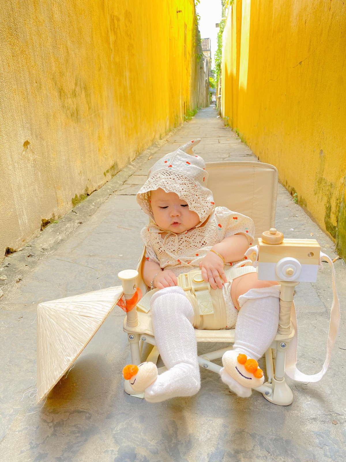 Cũng theo chị Quỳnh, để thực hiện được bộ ảnh cho một em bé 5 tháng tuổi là khá vất vả, một phần vì đường xa, tuy nhiên do Măng Tây được bà mẹ trẻ 9x áp dụng phương pháp chăm con theo kiểu Nhật nên ba mẹ đã chủ động được thời gian.