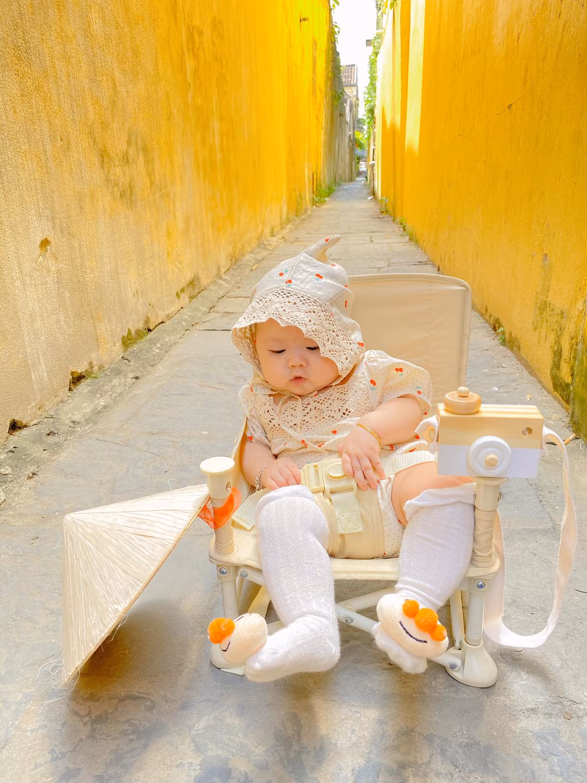 Cũng theo chị Quỳnh, để thực hiện được bộ ảnh cho một em bé 5 tháng tuổi là khá vất vả, một phần vì đường xa, tuy nhiên do Măng Tây được bà mẹ trẻ 9x áp dụng phương pháp chăm con theo kiểu Nhật nên ba mẹ đã chủ động được thời gian.