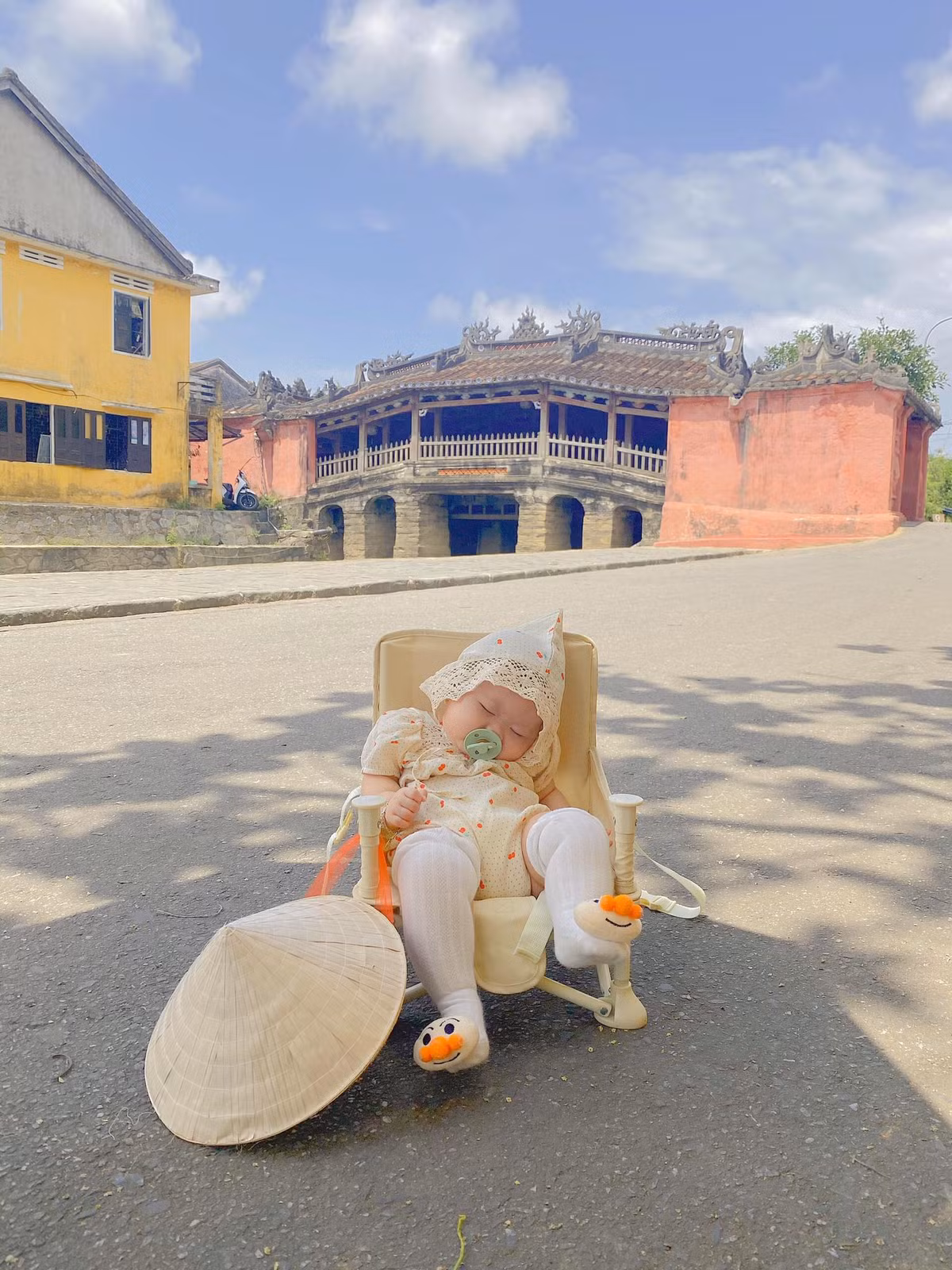 Bé được mẹ đặt ngồi lên ghế, chỉ khoảnh khắc "sống ảo mệt xỉu" thôi cũng đủ khiến bao trái tim tan chảy vì quá đáng yêu.