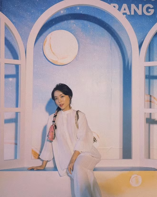 Cao, gầy, mắt dài, đôi môi mỏng và thần thái sắc lạnh với cặp lông mày đậm- nhiều người đã không ngại ngần gọi cô là "bản sao của Hà Tăng".