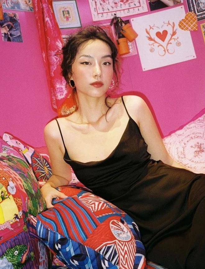 Là "bản sao của Hà Tăng" nhưng Hà Trúc vẫn không thể thoát được những khoảnh khắc để lộ mặt mộc kém xinh khác xa ảnh mạng.