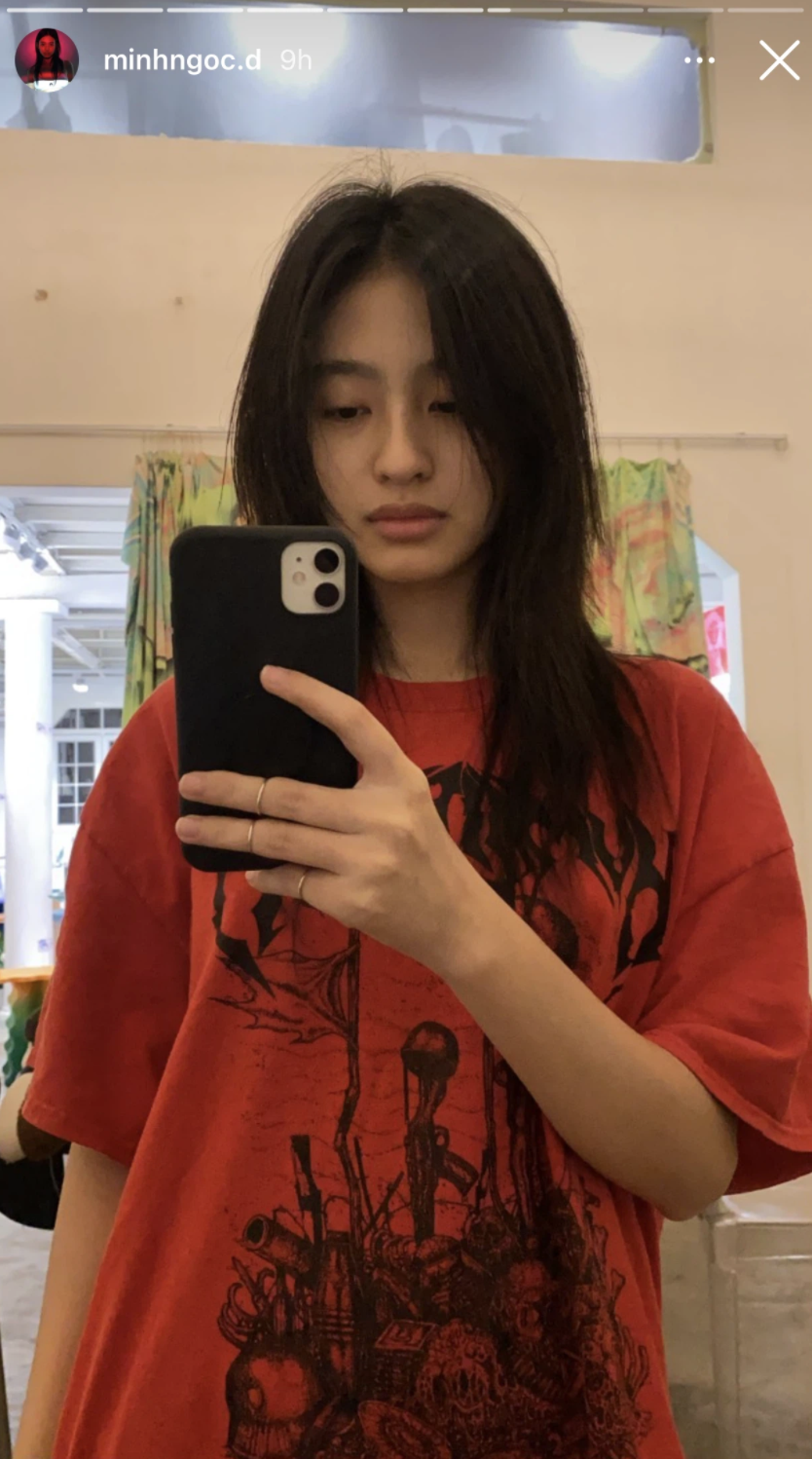 Dù chưa từng can thiệp phẫu thuật thẩm mỹ nhưng nhiều người nhận xét các đường nét trên gương mặt hot girl Dương Minh Ngọc đạt tỉ lệ chuẩn.