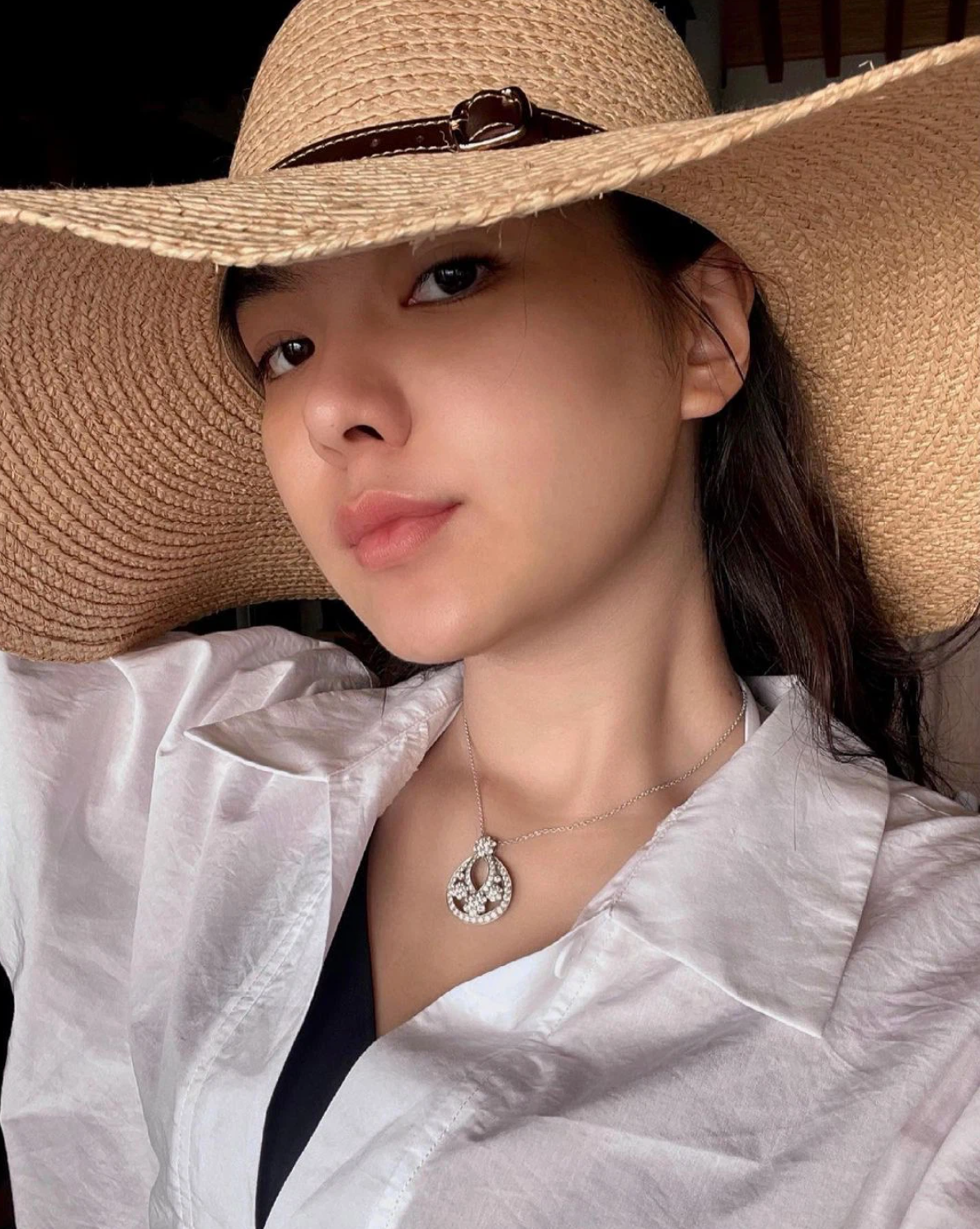  Hot girl lai 3 dòng máu Hồ Thiên Trang không cần trang điểm, không cần chụp app nhưng cô nàng đã sở hữu được nhan sắc xinh đẹp không tì vết. Ở dưới mỗi tấm ảnh mặt mộc, Thiên Trang đều nhận được rất nhiều bình luận khen ngợi.