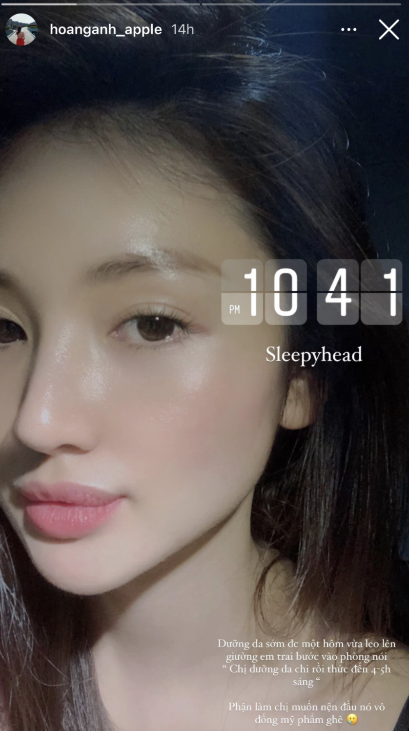 Hoàng Anh Apple là cái tên hẳn khiến nhiều gái đẹp thế hệ F2, F3 căng thẳng bởi sở hữu làn da đẹp không tì vết. Cũng vì thế cô nàng rất tự tin khoe mặt mộc của mình.