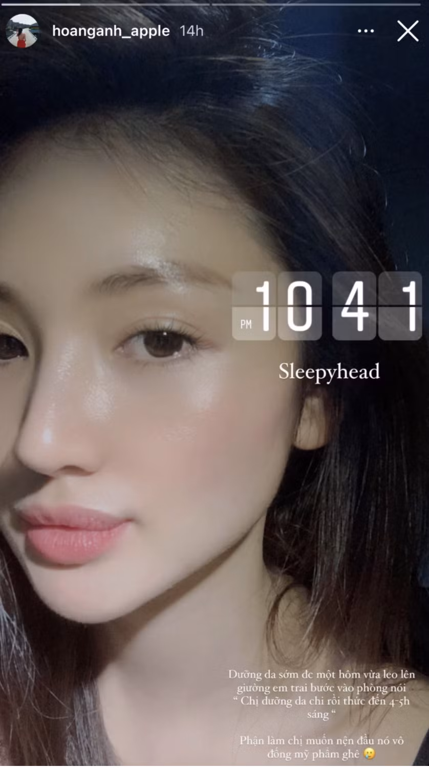 Hoàng Anh Apple là cái tên hẳn khiến nhiều gái đẹp thế hệ F2, F3 căng thẳng bởi sở hữu làn da đẹp không tì vết. Cũng vì thế cô nàng rất tự tin khoe mặt mộc của mình.