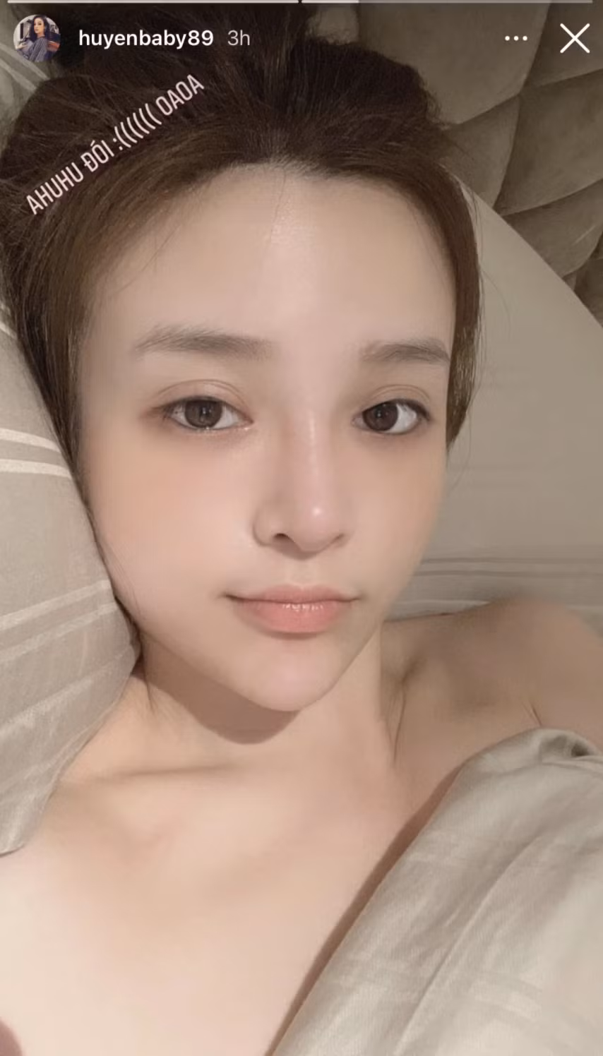 Chị đẹp Huyền Baby đã 32 tuổi và có 2 con nhưng nhìn mặt mộc chắc hẳn ai cũng nhầm là cô gái mới chỉ 18 tuổi.