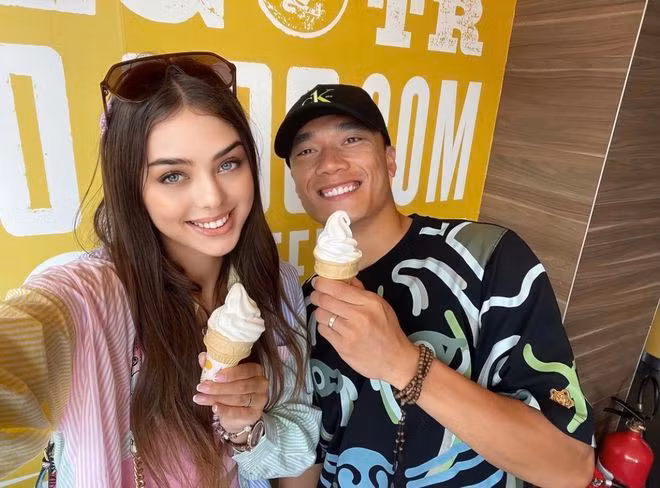 Những lời đồn đại về đám cưới của Bùi Tiến Dũng và bạn gái mẫu Tây chỉ là phán đoán từ dư luận mà thôi. Sự thật cùng chờ xem thời gian tới Bùi Tiến Dũng và bạn gái mẫu Tây có gì mới không?