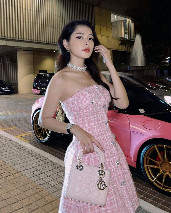 Vốn có nhan sắc ngọt ngào, Chi Pu thường được khen mỗi khi mặc đồ sexy vừa đủ, tôn lên vẻ sang trọng.