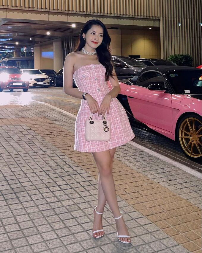 Trên Instagram cô nàng, không khó để thấy Chi Pu thường xuyên khoe những tấm ảnh nóng bỏng với trang phục gợi cảm.