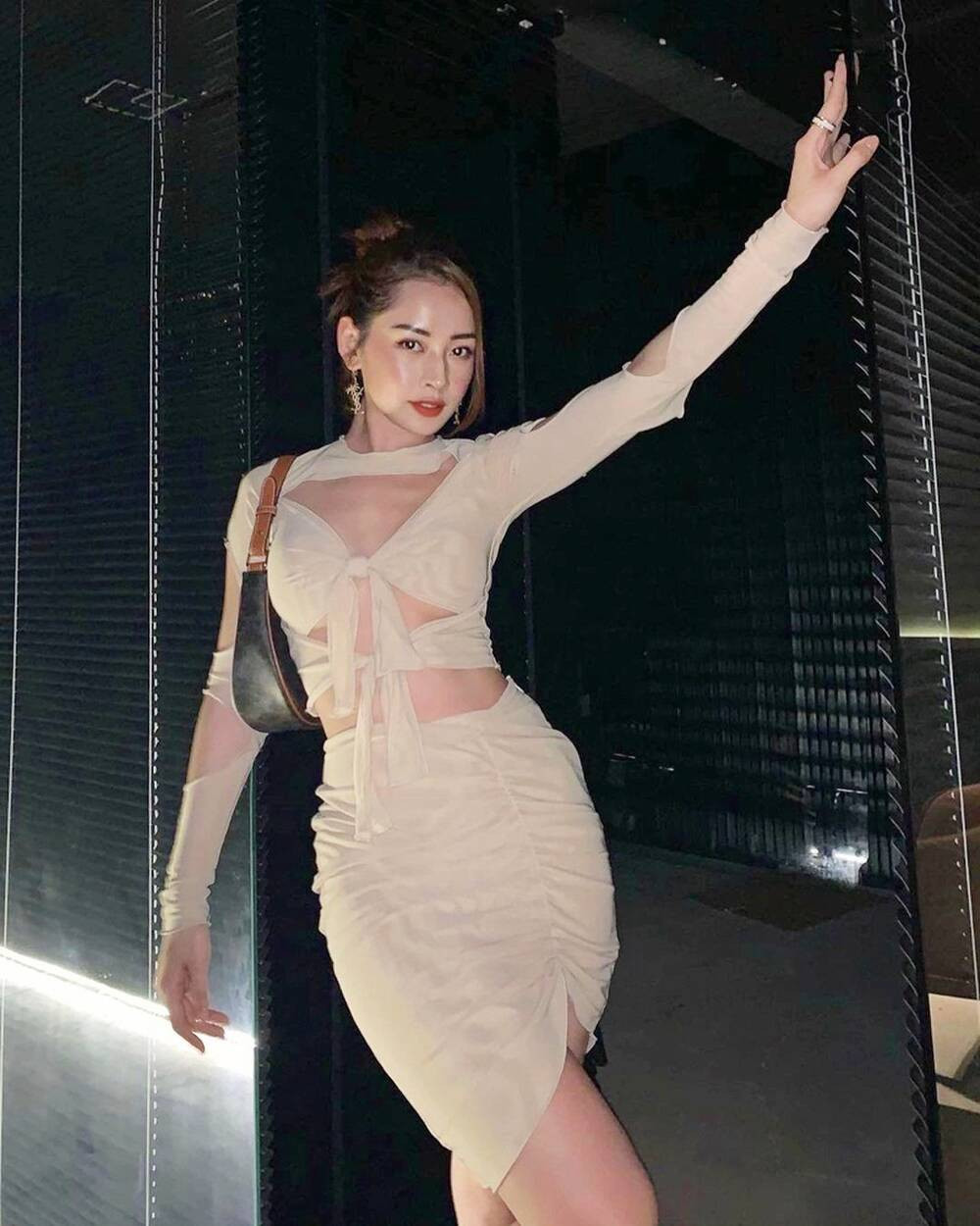 So với thời mới vào nghề, mỹ nhân sinh năm 1993 không chỉ “thăng hạng” nhan sắc, mà còn rất tạo bạo về phong cách thời trang.