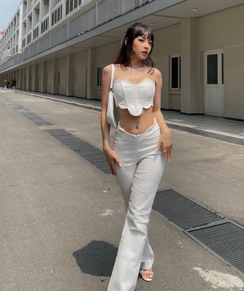 Mới đây, người đẹp 9x khiến netizen xuýt xoa vóc dáng gợi cảm, cùng cách tạo dáng táo bạo trong bộ ảnh mới. Diện trên người combo áo crop top khoe trọn vòng 1 hờ hững cùng vòng eo nóng bỏng, Chi Pu đã thực sự "đốt mắt" người hâm mộ.