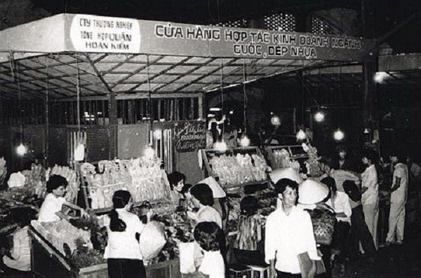 Mọi người phải đi từ 4-5h sáng, xếp hàng và không không tránh khỏi xô đẩy, chen lấn. Ảnh tư liệu.