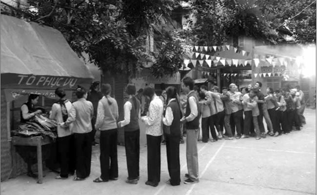 Ở thời kỳ bao cấp, mọi người đều phải xếp hàng mua lương thực, thực phẩm tại các cửa hàng mậu dịch. Ảnh: Dân Việt.