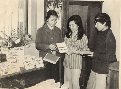 Các loại hàng hóa nhu yếu phẩm bao gồm lương thực, thực phẩm từ gạo, thịt, cá đến bìa đậu phụ, lọ mắm tôm...đều phải mua bằng sổ và tem phiếu theo định mức ít ỏi. Ảnh: GDVN.