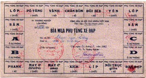 Các phụ tùng xe đạp cũng được mua bằng tấm phiếu này. Ảnh: GDVN.