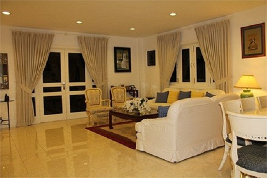 Phòng khách rộng rãi với thiết kế đơn giản nhưng sang trọng.