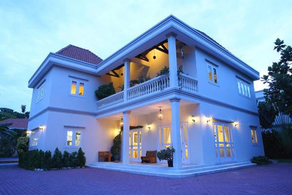 Biệt thự của gia đình Diễn My nằm ở vị trí đắc địa ven sông Sài Gòn được thiết kế như một tòa bạch dinh sang trọng mang phong cách Địa Trung Hải, rộng tới 3000m2.