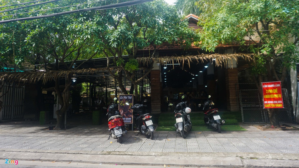 Cơ quan công tố cáo buộc Trần Văn Minh, Văn Hữu Chiến, Nguyễn Công Lang, Nguyễn Thanh Sang, Phan Xuân Ít bán nhà, đất công sản số 22 Cô Giang và giảm 10% tiền sử dụng đất cho Nguyễn Thị Thu Hiền (vợ Vũ) là trái Nghị định số 61/CP ngày 5/7/1994 của Chính phủ, gây thiệt hại cho ngân sách Nhà nước hơn 80,7 tỷ.