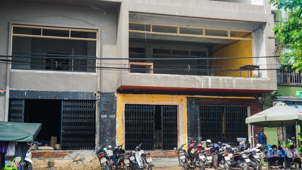 Nhà đất số 100 Bạch Đằng có diện tích 86,4 m2 được lãnh đạo UBND TP Đà Nẵng ký quyết định chuyển quyền sử dụng đất cho Công ty Cổ phần du lịch Đà Nẵng với giá gần 2,2 tỷ đồng, giảm 10% tiền sử dụng đất. Sau đó, công ty này đã chuyển nhượng tài sản trên cho Ngô Áng Hùng (anh rể Vũ) và cuối cùng lọt vào tay Vũ.