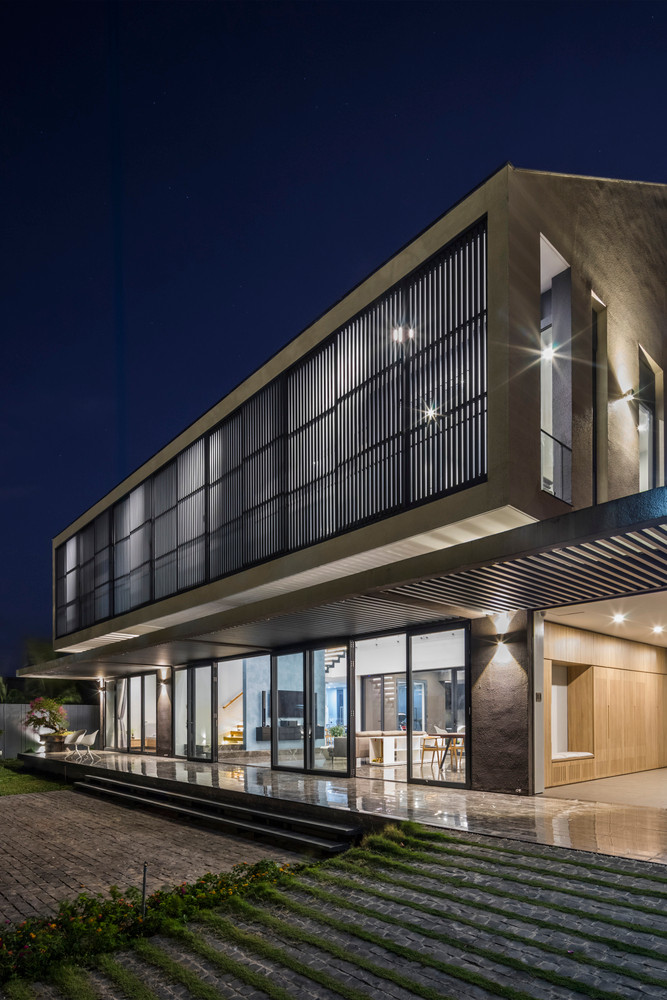 Cửa kính tầng một được gấp dài cho phép tầm nhìn rõ ràng từ khu vườn phía trước ra sân sau cũng như thông gió chéo.