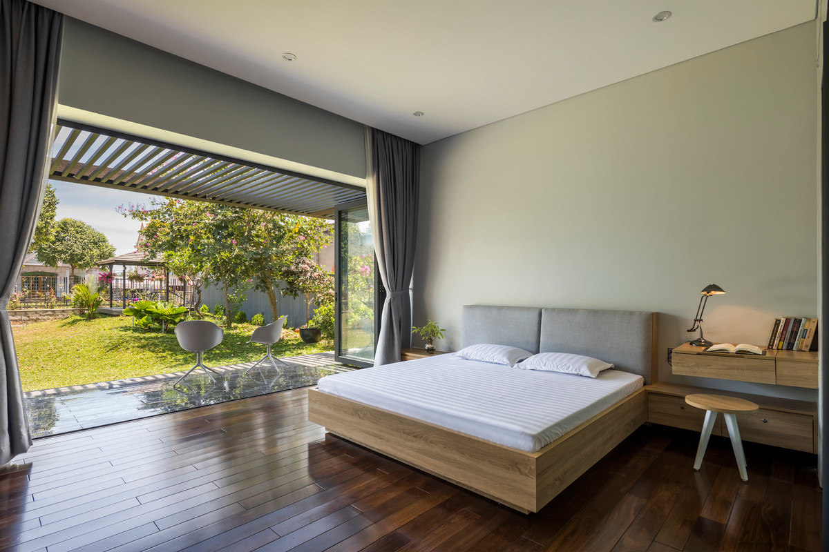 Phòng ngủ có thể hướng mắt ra khu vườn xanh rộng lớn.