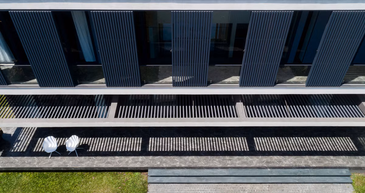 Do đó, mọi người có thể có cảm giác hòa hợp với thiên nhiên. Trên tầng hai, một hệ thống cửa nhôm trượt hoàn toàn bao gồm tất cả các khu vực ban công.