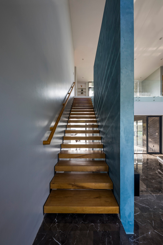 Cầu thang lên tầng 2.