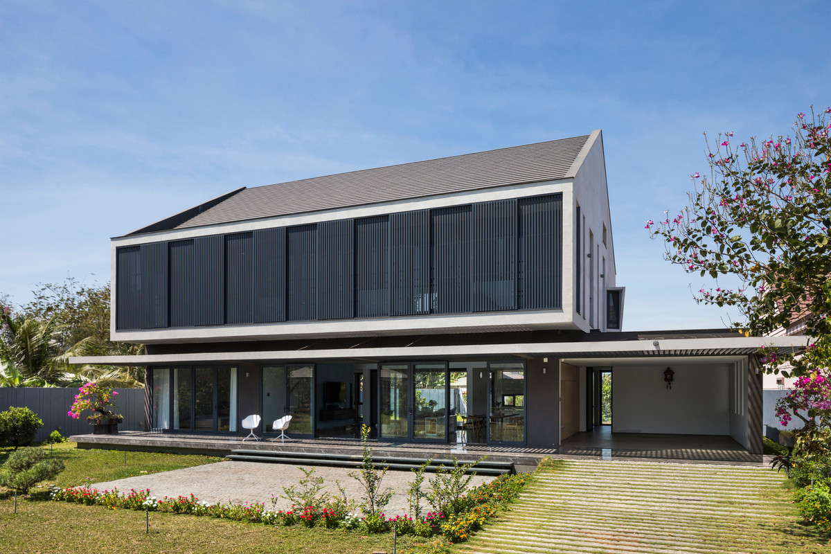 Nhiều thế hệ gia đình anh đã sống ở đây, kết nối chặt chẽ với hàng xóm qua các không gian truyền thống của Việt Nam như hiên, sân, vỉa hè... Tuy nhiên, những yếu tố này dần bị lãng quên trong cuộc sống và kiến trúc hiện đại.