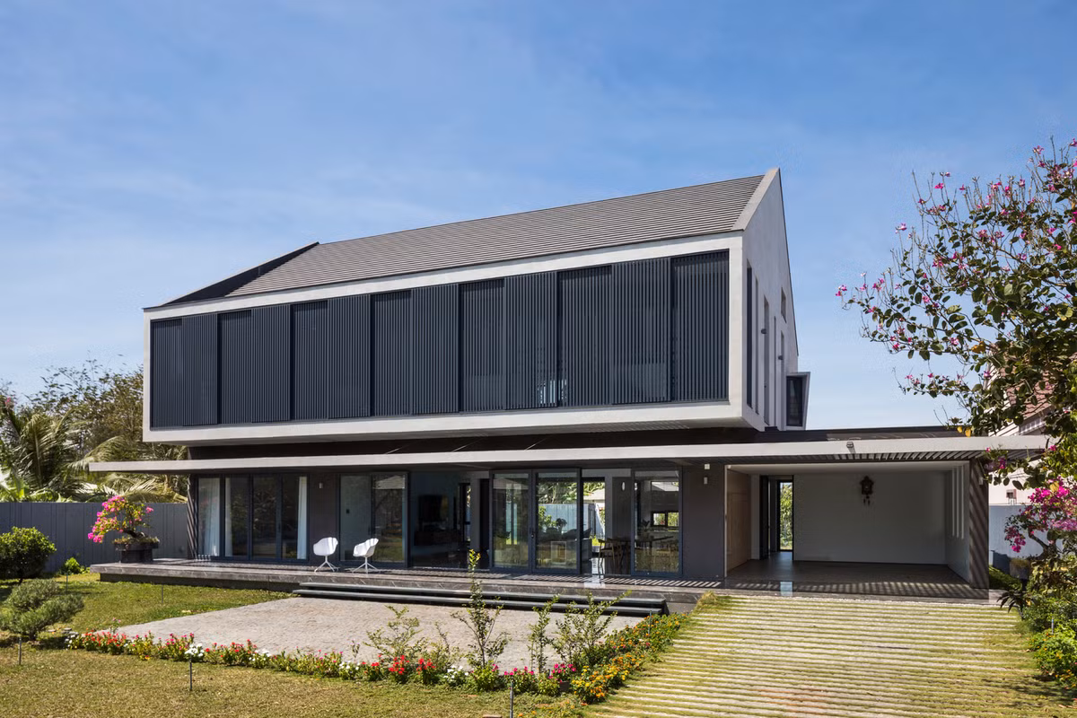 Nhiều thế hệ gia đình anh đã sống ở đây, kết nối chặt chẽ với hàng xóm qua các không gian truyền thống của Việt Nam như hiên, sân, vỉa hè... Tuy nhiên, những yếu tố này dần bị lãng quên trong cuộc sống và kiến trúc hiện đại.