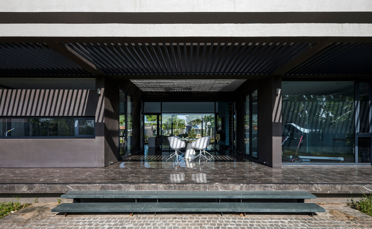 Tại đây, các thành viên trong gia đình có thể ở cùng nhau, tận hưởng cảnh quan bên ngoài hoặc trò chuyện nhanh với hàng xóm.