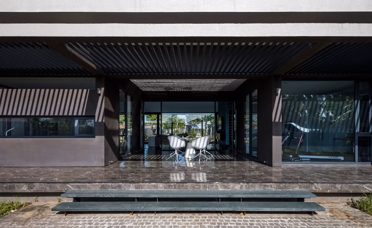 Tại đây, các thành viên trong gia đình có thể ở cùng nhau, tận hưởng cảnh quan bên ngoài hoặc trò chuyện nhanh với hàng xóm.