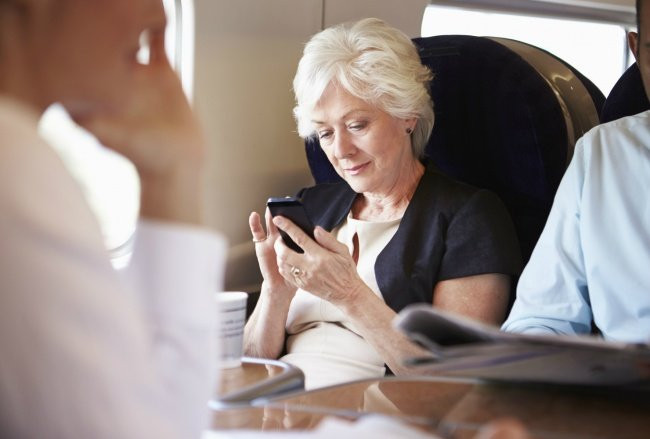 Điện thoại khó có thể khiến máy bay gặp trục trặc trong quá trình vận hành nhưng nó có thể gây rè tín hiệu sóng, ngăn cản phi công nghe những thông tin quan trọng từ nhân viên điều hành mặt đất. Đó là lý do tại sao hành khách phải tắt điện thoại khi lên máy bay.