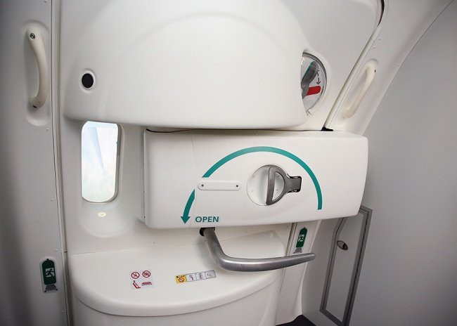 Tay nắm cửa ở phía trong máy bay ược thiết kế dành riêng cho tiếp viên hàng không trong trường hợp xảy ra sự cố trên máy bay. Khi tiếp viên mở cửa thoát hiểm, có thể xảy ra trường hợp hành khách hoảng loạn, xô vào khiến tiếp viên bị ngã hay thậm chí xô tiếp viên ra khỏi máy bay. Tay nắm này giúp tiếp viên đảm bảo an toàn cho bản thân.