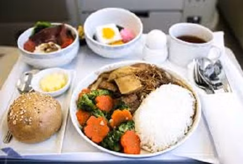 Trên máy bay, thức ăn luôn có vị khác nhau không hẳn vì chúng không ngon mà do độ cao và sự thay đổi áp suất không khí tác động lên vị giác của bạn. Nguồn ảnh: Brightside