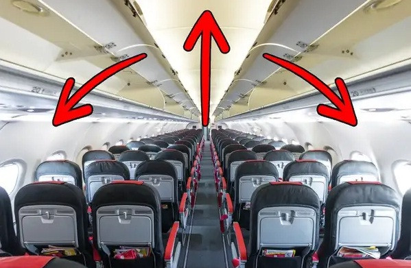 Bên ngoài máy bay nhìn có vẻ rất nhỏ nhưng khi vào bên trong lại có không gian lớn hơn. Lý do là các khung cửa sổ đều được chiếu sáng hợp lý tạo hiệu ứng ánh sáng giúp không gian rộng hơn.